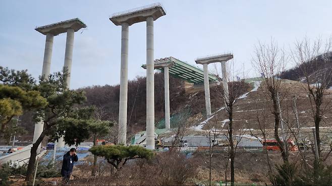 지난 2월 경기 안성시 서운면 산평리 서울∼세종고속도로 9공구 교량 상판 붕괴 사고현장.&nbsp;오상도 기자