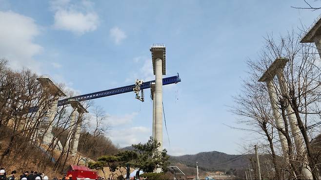 지난 2월 경기 안성시 서운면 산평리 서울∼세종고속도로 9공구 교량 상판 붕괴 사고현장.&nbsp;오상도 기자