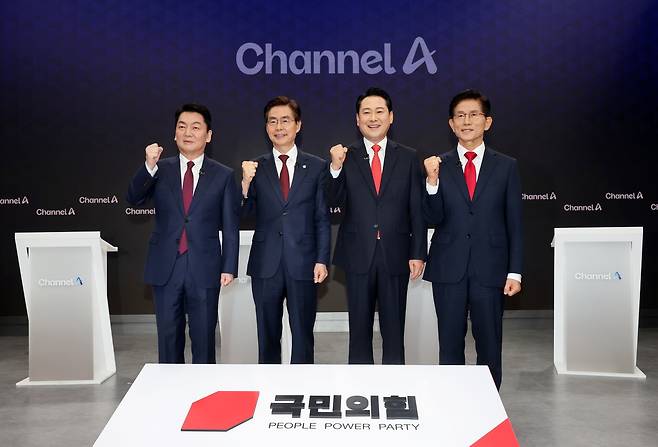 10일 서울 광화문 채널A스튜디오에서 국민의힘 8·22 전당대회 첫 방송토론회에 앞서 안철수(왼쪽부터), 조경태, 장동혁, 김문수 후보가 기념촬영을 하고 있다.&nbsp; &nbsp;&nbsp;국회사진기자단