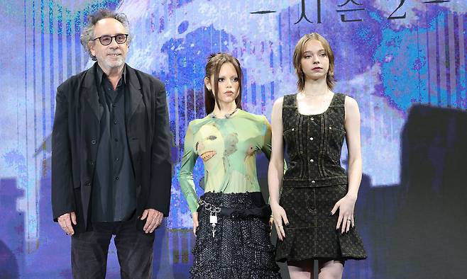 팀 버튼 감독(왼쪽부터)과 제나 오르테가, 에마 마이어스가 11일 오전 서울 종로구 포시즌스호텔에서 열린 넷플릭스 시리즈 ‘웬즈데이’(감독 팀 버튼) 시즌2 내한 기자간담회에 참석해 포즈를 취하고 있다. 넷플릭스 제공