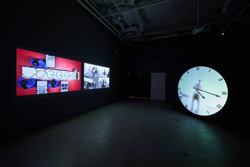 마르텐 바스, ‘리얼 타임 컨베이어 벨트 클락’(왼쪽), ‘리얼 타임 XL - 아티스트’.&nbsp;포도뮤지엄 제공