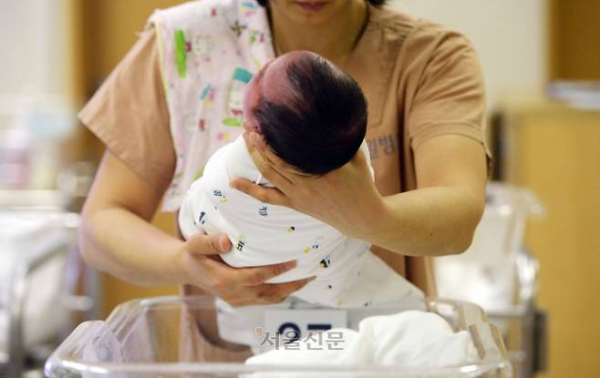 산부인과 전문병원인 서울 중구 제일병원 신생아실에서 간호사들이 신생아들을 돌보고 있다. 서울신문 DB