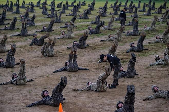 육군, 한미 ROTC 사관후보생 동반훈련 - 육군이 지난 7일부터 8일 충북 괴산 육군학생군사학교에서 ‘한미 ROTC 사관후보생 동반훈련’을 실시했다고 8일 밝혔다. 사진은 양국의 후보생들이 유격체조를 실시하는 모습. 2025.8.8 육군 제공. 연합뉴스