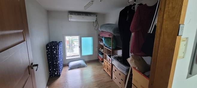 충남 아산시에 위치한 정신재활시설 내부 모습. 입소자들이 생활하는 방에 옷가지와 침구가 가지런히 정리돼 있다.  이현정 기자