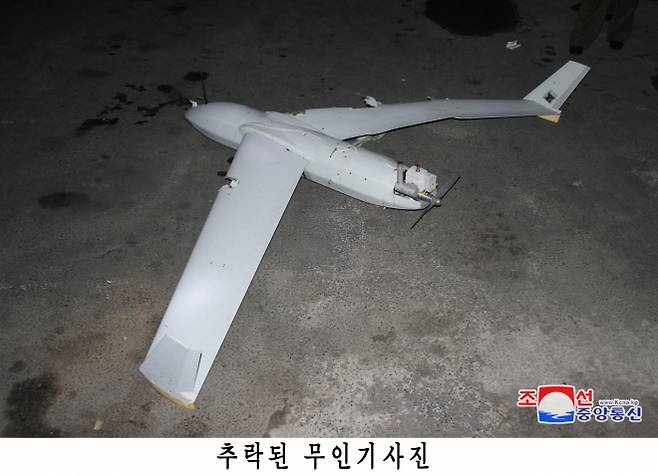 북한, 평양에서 한국군 무인기 잔해 발견 주장 - 북한이 평양에서 한국군에서 운용하는 드론과 동일 기종의 무인기 잔해를 발견했다고 주장하며 관련 사진을 공개했다. 연합뉴스