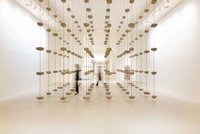 모나 하툼, ‘남은 것들(Remains to be Seen·2019)’. 사진 제공=포도뮤지엄, 화이트큐브 ⓒ모나 하툼