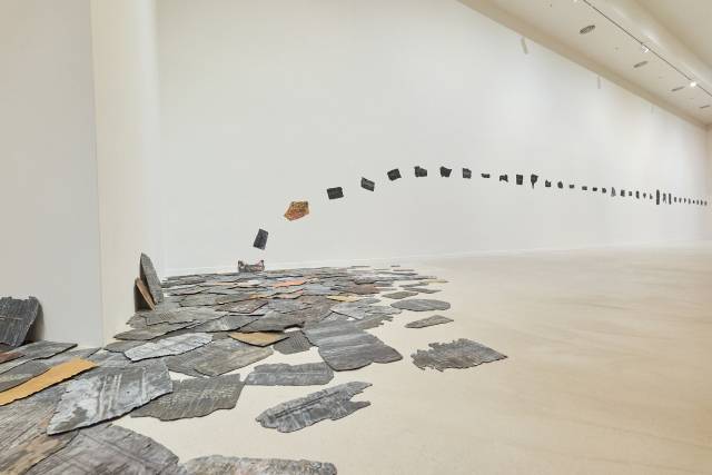 제니 홀저, ‘저주받은(Cursed·2022)’. 사진 제공=포도뮤지엄, 하우저앤워스갤러리