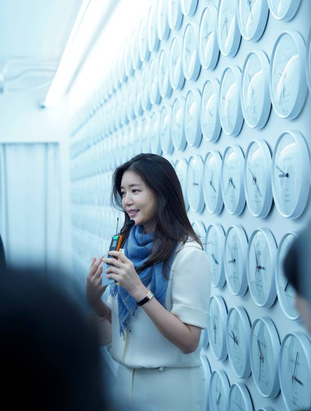 제주 서귀포 포도뮤지엄에서 9일 개막한 '우리 이토록 작은 존재들'을 기획한 김희영 총괄디렉터가 전시 작품들을 설명하고 있다. 사진 제공=포도뮤지엄