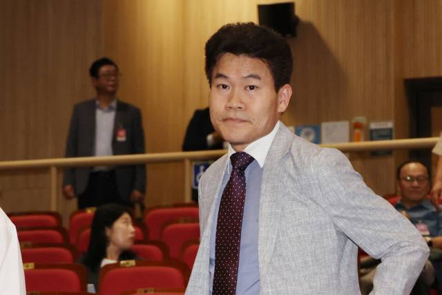한국사 강사 전한길 씨가 지난 4일 서울 여의도 국회 의원회관에서 투게더포럼이 주최한 국민의힘 김문수 당대표 후보 지지 행사인 시국토론회에 참석하고 있다. 연합뉴스
