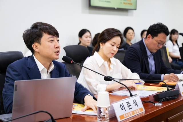 이준석 개혁신당 대표가 이달 8일 서울 여의도 국회 의원회관에서 열린 건강보험 파헤치기 정책세미나 '건강보험제도의 과거와 현재 그리고 미래'에서 인사말을 하고 있다. 뉴스1