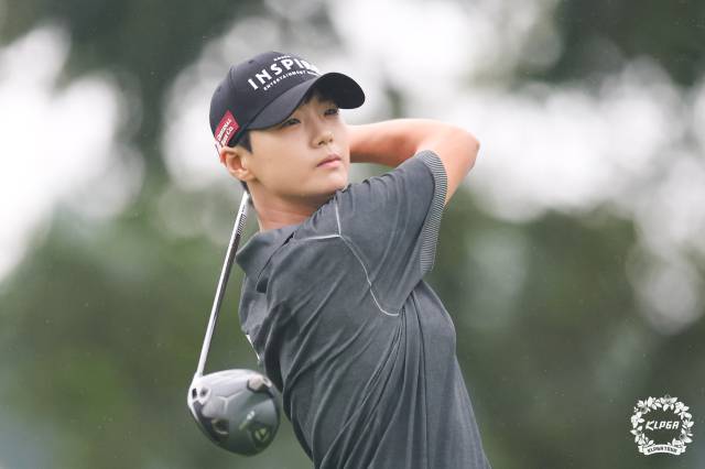 KLPGA 제주삼다수 마스터스 3라운드 2번 홀에서 티샷을 날리고 있는 박성현. 사진 제공=KLPGA