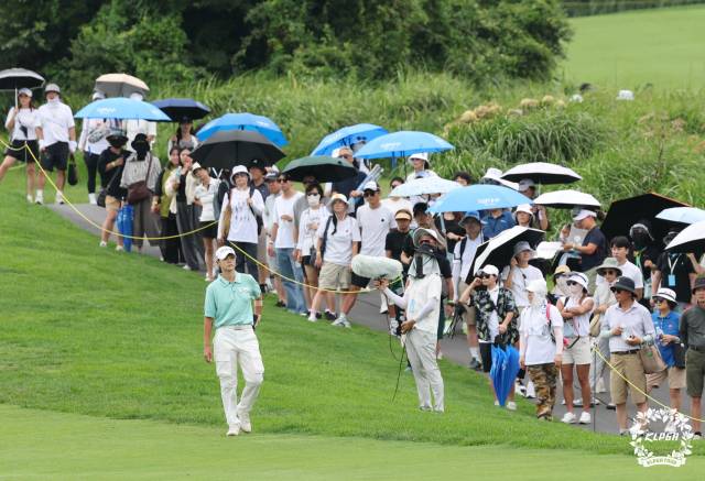 박성현과 그의 경기를 보기 위해 KLPGA 투어 제주삼다수 마스터스가 열린 대회장을 찾은 갤러리들. 사진 제공=KLPGA