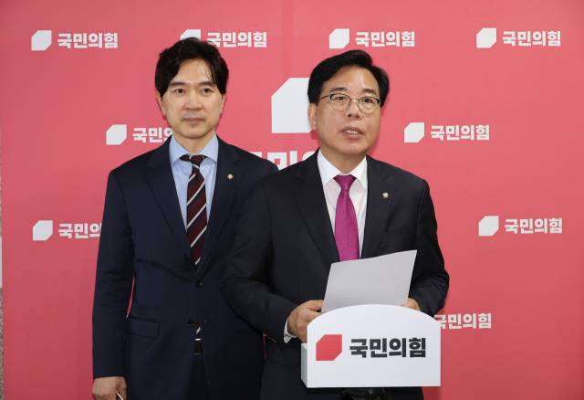 광복절 특별사면 관련 발언하는 송언석 비상대책위원장 (서울=연합뉴스) 박동주 기자 = 국민의힘 송언석 비상대책위원장 겸 원내대표가 11일 서울 여의도 국회에서 조국혁신당 조국 전 대표 등에 대한 광복절 특별사면 발표와 관련해 취재진 앞에서 발언하고 있다. 2025.8.11 pdj6635@yna.co.kr (끝) <저작권자(c) 연합뉴스, 무단 전재-재배포, AI 학습 및 활용 금지>