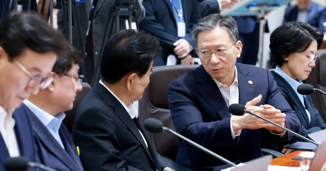 정성호(오른쪽 두 번째) 법무부 장관이 11일 대통령실 청사에서 이재명 대통령 주재로 열린 임시 국무회의에 참석해 정동영 통일부 장관과 얘기를 나누고 있다. 연합뉴스