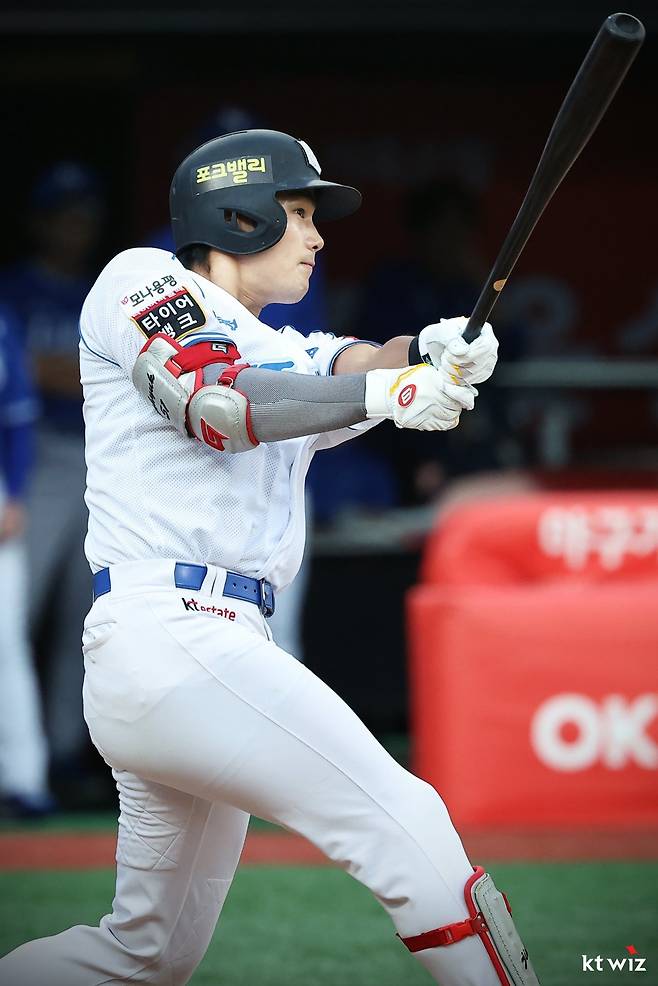 KT 장진혁이 10일 수원KT위즈파크에서 열린 삼성전 2회말 2사 2루서 역전 결승 1타점 좌전 적시타로 팀의 9-2 승리를 이끌었다. KT는 장진혁의 활약에 힘입어 2연속 위닝시리즈를 작성했다. 사진제공|KT 위즈