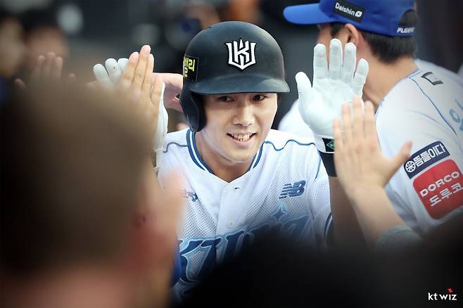 KT 장진혁이 10일 수원KT위즈파크에서 열린 삼성전 2회말 2사 2루서 역전 결승 1타점 좌전 적시타로 팀의 9-2 승리를 이끌었다. KT는 장진혁의 활약에 힘입어 2연속 위닝시리즈를 작성했다. 사진제공|KT 위즈