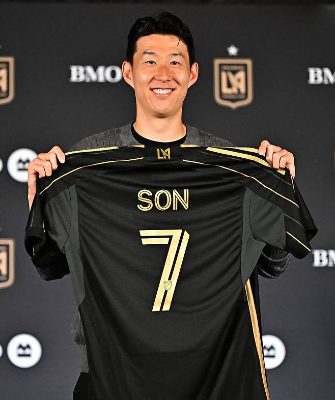 손흥민이 7일 LAFC 입단식에서 자신의 유니폼을 들어보이며 웃고 있다. AFP연합뉴스