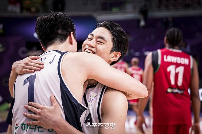 한국 남자농구대표팀 유기상이 11일 사우디아라비아 제다에서 열린 2025 FIBA 아시아컵 조별리그 A조 3차전 레바논과의 경기에서 이긴 뒤 이현중과 포옹하고 있다. FIBA 제공