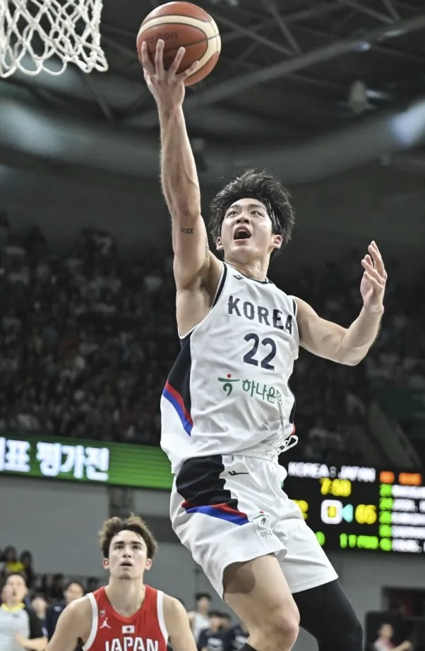 한국 남자 농구대표팀 여준석이 지난달 일본과 평가전에서 골밑슛을 하고 있다. 대한민국농구협회 제공