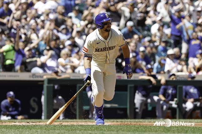 시애틀 칼 랄리가 11일(한국시간) 탬파베이전에서 1회 투런 홈런을 기록하고 있다. /AFPBBNews=뉴스1