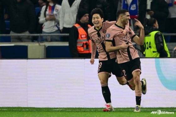 이강인(왼쪽)이 아슈라프 하키미를 붙잡고 달려가고 있다. /AFPBBNews=뉴스1