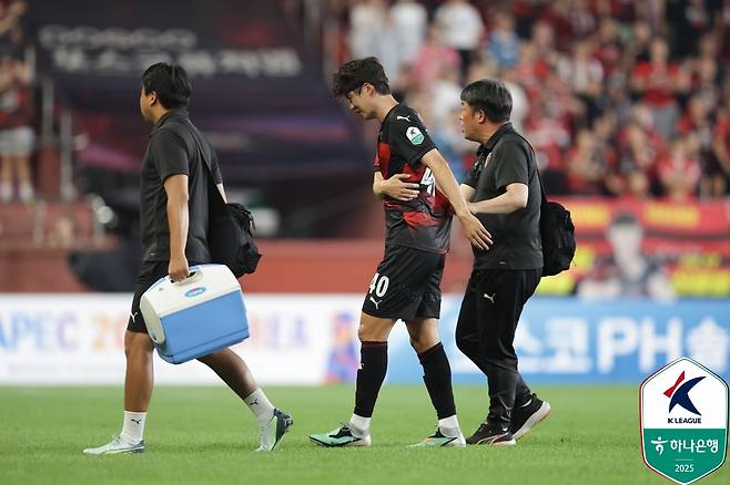 기성용(가운데)이 10일 포항 스틸야드에서 열린 하나은행 K리그1 25라운드 광주FC와 경기 중 갈비뼈쪽을 붙잡고 엔드 라인으로 향하고 있다. 기성용을 부축하는 포항 의료진. /사진=한국프로축구연맹 제공