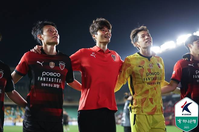 기성용(가운데)이 10일 포항 스틸야드에서 열린 하나은행 K리그1 25라운드 광주FC전이 끝난 뒤 승리 세리머니를 함께하고 있다. /사진=한국프로축구연맹 제공