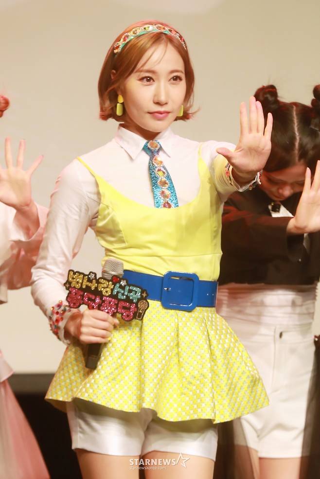 가수 별사랑이 14일 오전 서울 강남구 일지아트홀에서 진행된 새 싱글 '장꾸미' 발매기념 쇼케이스에서 신곡을 선보이고 있다.  이번 앨범에는 그루브 넘치는 브라스와 개성 뚜렷한 신스 라인, 트렌디한 EDM 사운드로 구성된 뉴트로 장르의 타이틀 곡 '퐁당퐁당'이 수록됐다. /2023.04.14