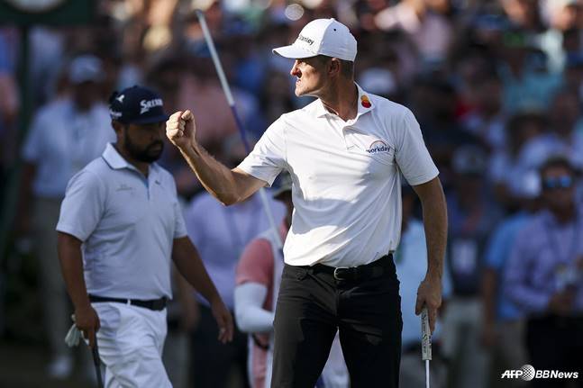 저스틴 로즈가 11일(한국시간) 미국 테네시주 멤피스 TPC 사우스윈드에서 열린 플레이오프(PO) 1차전 세인트주드 챔피언십 3차 연장에서 우승을 확정한 뒤 주먹을 불끈 쥐고 있다. /AFPBBNews=뉴스1