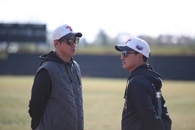 KIA 이동걸-정재훈 코치(왼쪽부터). /사진=KIA 타이거즈 제공