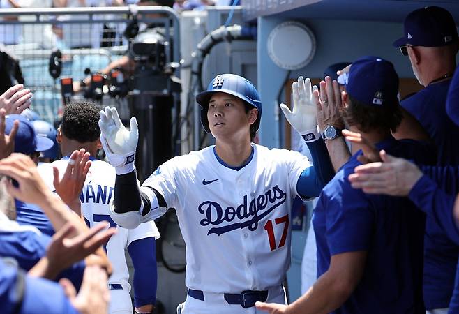 미국 메이저리그 LA 다저스의 오타니 쇼헤이가 11일(한국시간) 미국 캘리포니아주 로스앤젤레스의 다저스타디움에서 열린 2025 메이저리그 토론토 블루제이스와의 홈 경기에서 시즌 41호 홈런을 기록했다. 사진 연합뉴스