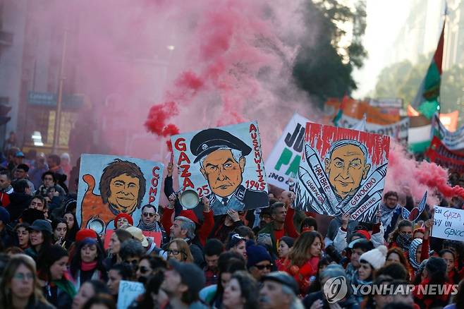 아르헨티나에서 개최된 팔레스타인 지지 시위 (부에노스아이레스=로이터 연합뉴스) 아르헨티나의 수도 부에노스아이레스에서 9일(현지시간) 대규모의 반이스라엘· 팔레스타인 지지 시위가 열렸다. 시위자들은 하비에르 밀레이 아르헨티나 대통령과 베냐민 네타냐후 이스라엘 총리가 그려진 팻말을 들고 '가자지구의 집단학살을 멈춰라', '네타냐후의 아르헨티나 방문을 반대한다'를 외치면서 대통령궁 5월 광장까지 행진했다. 2025.8.11