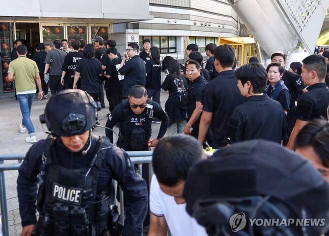 재입장하는 공연 관계자들 (서울=연합뉴스) 윤동진 기자 = 지난 10일 서울 올림픽공원 KSPO돔(올림픽체조경기장)에서 폭발물 설치 신고가 접수돼 특공대가 수색을 마친 가운데 공연 관계자들이 재입장하고 있다. 2025.8.11 mon@yna.co.kr