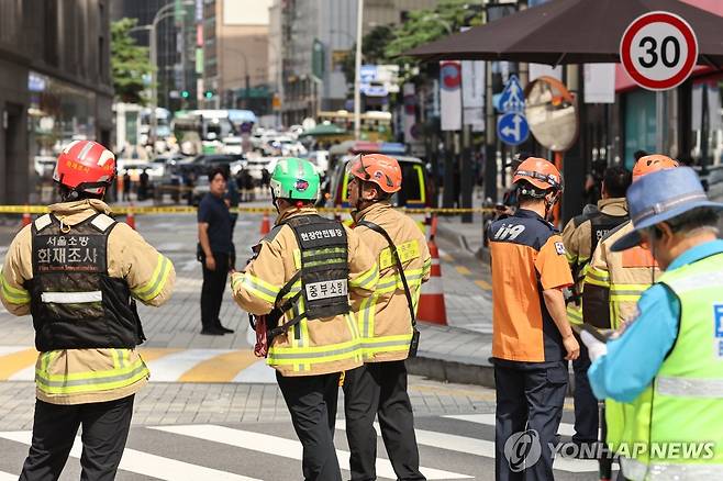 명동 신세계백화점 폭파 협박글에 소방 대원 출동 (서울=연합뉴스) 윤동진 기자 = 지난 5일 서울 중구 명동 신세계백화점 본점에 폭발물을 설치했다는 협박 글이 인터넷 커뮤니티에 올라와 소방 대원들이 출동해 있다. 2025.8.11 mon@yna.co.kr