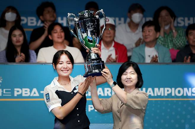 우승 트로피를 들어 올린 스롱 피아비(왼쪽)와 이민경 NH농협카드 사장 [PBA 제공. 재판매 및 DB 금지]