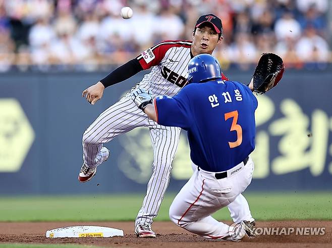 안치홍 ‘살았어’ (서울=연합뉴스) 윤동진 기자 = 10일 잠실야구장에서 열린 2025 KBO리그 한화 이글스 대 LG 트윈스 경기. 3회 초 무사 1루 때 1루 주자 안치홍이 실책으로 진루하고 있다. 2025.8.10 mon@yna.co.kr