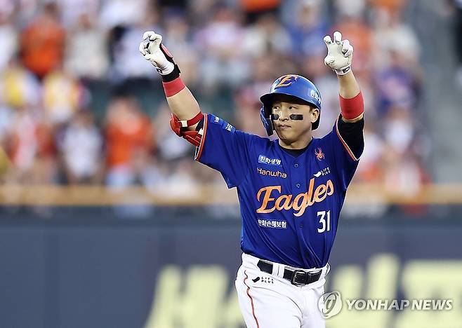 손아섭, 1타점 적시타 (서울=연합뉴스) 윤동진 기자 = 10일 잠실야구장에서 열린 2025 KBO리그 한화 이글스 대 LG 트윈스 경기. 5회 초 1사 2루 때 한화 손아섭이 1타점 적시타를 친 후 기뻐하고 있다. 2025.8.10 mon@yna.co.kr