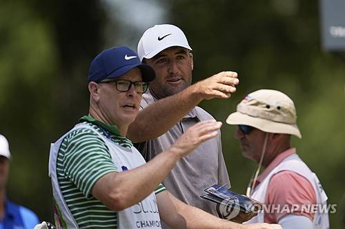 임시 캐디 페인과 셰플러. [AP=연합뉴스]