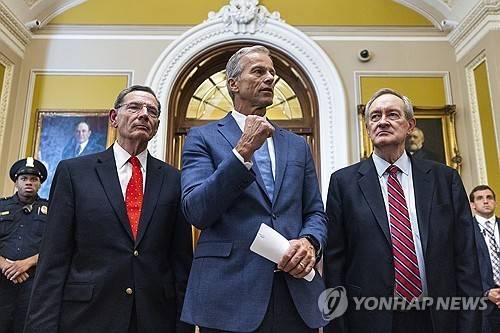 미 연방의회에서 트럼프 대통령의 감세 법안 통과를 발표하는 공화당 상원 지도부 [EPA 연합뉴스 자료사진. 재배부 및 DB 금지]