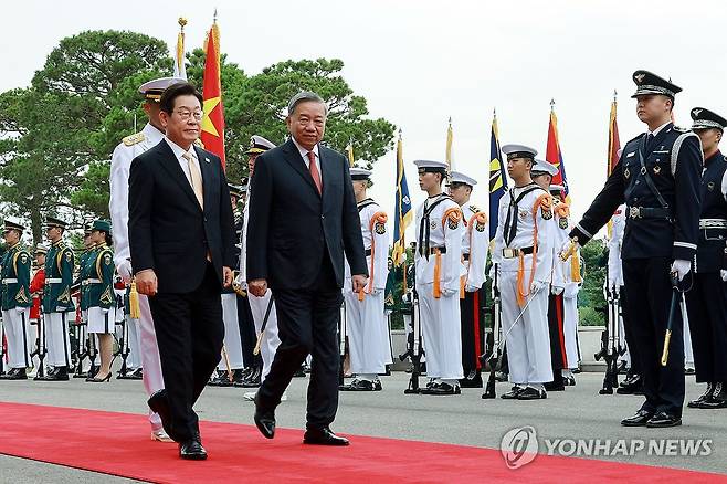 의장대 사열하는 이재명 대통령과 또 럼 베트남 서기장 (서울=연합뉴스) 홍해인 기자 = 이재명 대통령이 11일 서울 용산 대통령실 청사에서 열린 또 럼 베트남 당 서기장 국빈 방한 공식 환영식에서 또 럼 서기장과 함께 의장대를 사열하고 있다. 2025.8.11 [대통령실통신사진기자단] hihong@yna.co.kr