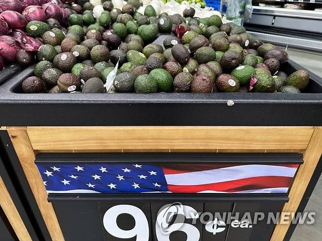 미국 로스앤젤레스(LA) 월마트 매장에서 판매되는 멕시코산 아보카도 [연합뉴스 자료사진. 재판매 및 DB 금지]
