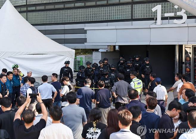 폭발물 수색 마친 특공대 (서울=연합뉴스) 윤동진 기자 = 10일 서울 올림픽공원 KSPO돔(올림픽체조경기장)에서 폭발물 설치 신고가 접수된 가운데 수색을 마친 특공대가 이동하고 있다. 2025.8.10 mon@yna.co.kr