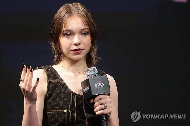 질문에 답하는 에마 마이어스 (서울=연합뉴스) 류효림 기자 = 배우 에마 마이어스가 11일 서울 종로구 포시즌스호텔에서 열린 넷플릭스 시리즈 '웬즈데이' 시즌2 내한 기자간담회에서 질문에 답하고 있다. 2025.8.11 ryousanta@yna.co.kr