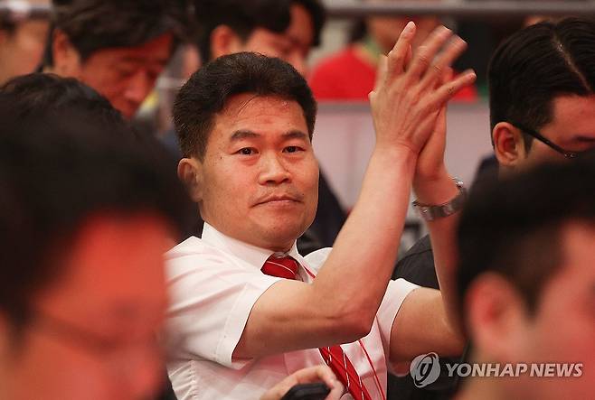 대구서 열린 국민의힘 전당대회 합동연설회 찾은 전한길 (대구=연합뉴스) 윤관식 기자 = 한국사 강사 전한길 씨가 지난 8일 대구 북구 엑스코에서 열린 국민의힘 제6차 전당대회 대구·경북 합동연설회에 참석하고 있다. 2025.8.8 psik@yna.co.kr