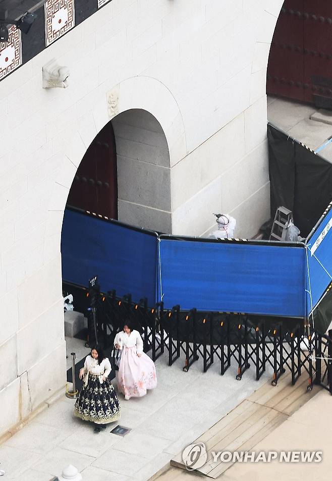 경복궁에 또 낙서 테러, 낙서 지우는 관계자들 (서울=연합뉴스) 이정훈 기자 = 국립고궁박물관 유물과학과 관계자들이 11일 서울 경복궁 광화문 석축에 남은 낙서를 제거하고 있다.
    국가유산청은 이날 오전 광화문 석축에 낙서를 한 79세 남성을 현장에서 확인해 경찰에 인계했다. 2025.8.11 uwg806@yna.co.kr