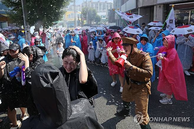 봉오동 전투 재연하는 고려인마을 주민과 학생들 [연합뉴스 자료사진]