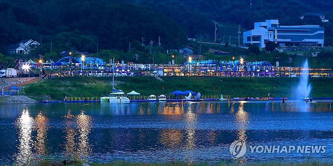 '한여름 밤 낭만'…인제 여름 축제 (인제=연합뉴스) 지난 1일 강원 인제군 여름 축제 '여름愛 인제愛 빠지다'가 인제군 남면 빙어호 일원에서 열리고 있다.
    군은 1천300평에 달하는 대규모 물놀이장에 워터슬라이드와 워터바운스를 비롯한 놀이시설을 마련했다. 2025.8.2 [인제군 제공. 재판매 및 DB 금지] ryu@yna.co.kr