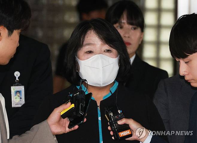 '후원금 횡령' 윤미향 기소 4년만에 유죄…퇴임후 의원 상실형 (서울=연합뉴스) 정의기억연대(정의연) 후원금을 횡령한 혐의로 재판에 넘겨진 윤미향(59) 전 의원에게 대법원에서 유죄가 확정됐다. 검찰이 기소한 지 4년 만의 결론이다. 
    사진은 윤미향 전 의원이 2023년 9월 서울 서초동 고등법원에서 열린 2심 선고 공판에 출석한 뒤 취재진 질문에 답하는 모습.  2024.11.14 [연합뉴스 자료사진] zjin@yna.co.kr