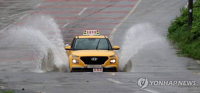 비 내리는 제주 (제주=연합뉴스) 박지호 기자 = 호우특보가 내려진 11일 오전 제주시의 한 도로에 비가 쏟아지고 있다. 2025.8.11 jihopark@yna.co.kr