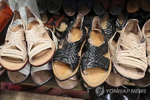 멕시코 오악사카주의 전통 '우아라체' 샌들 [AP=연합뉴스 자료사진]